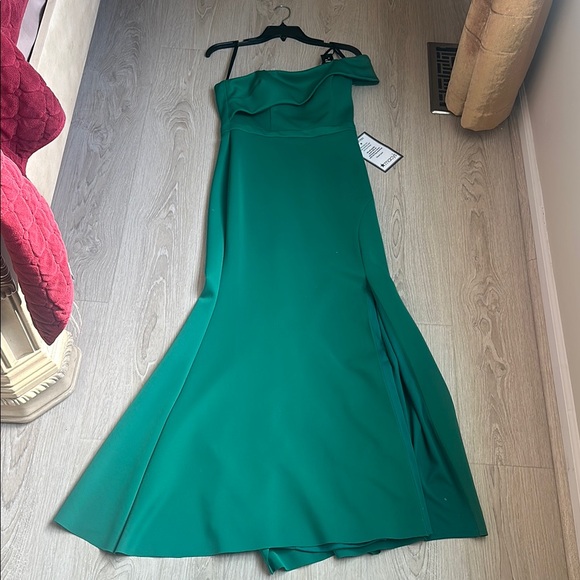 Formal Long Green Maxi Dress Size 6 - Picture 1 of 16